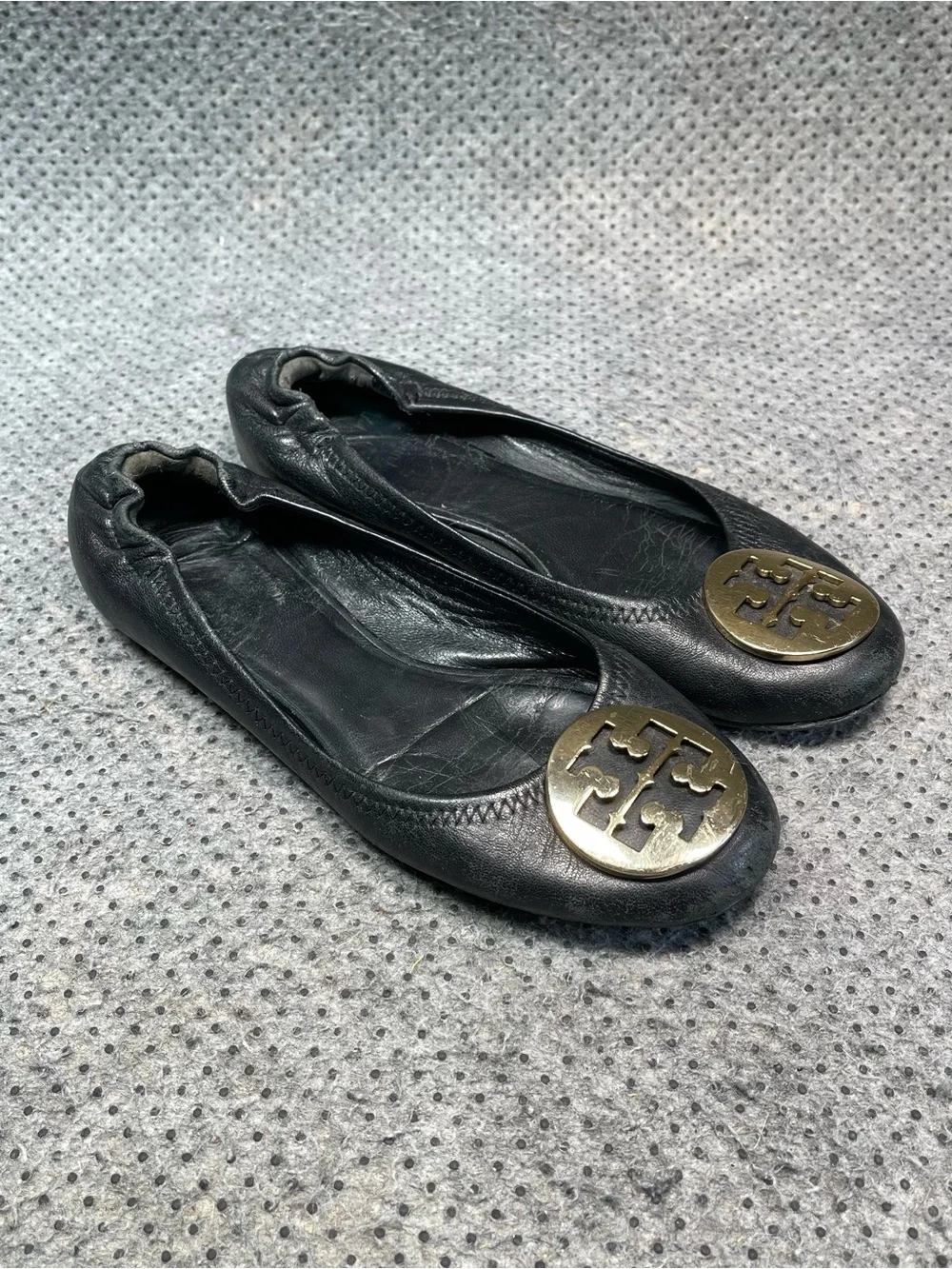 Tory Burch Black Flats Bronze Emblem Size 6 Womens